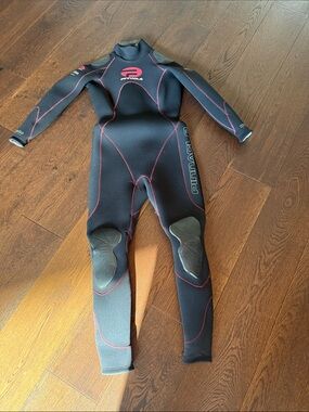 Women’s Pennacle Defense System 5 mm dive suit.